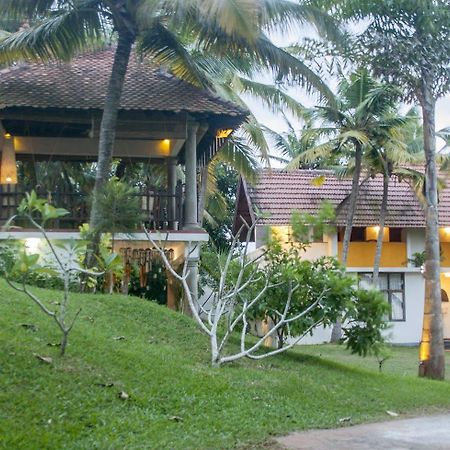越过山丘度假村 Poovar 外观 照片