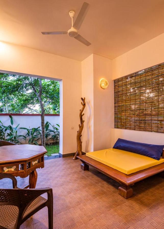 越过山丘度假村 Poovar 外观 照片