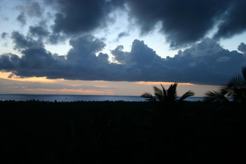 越过山丘度假村 Poovar 外观 照片