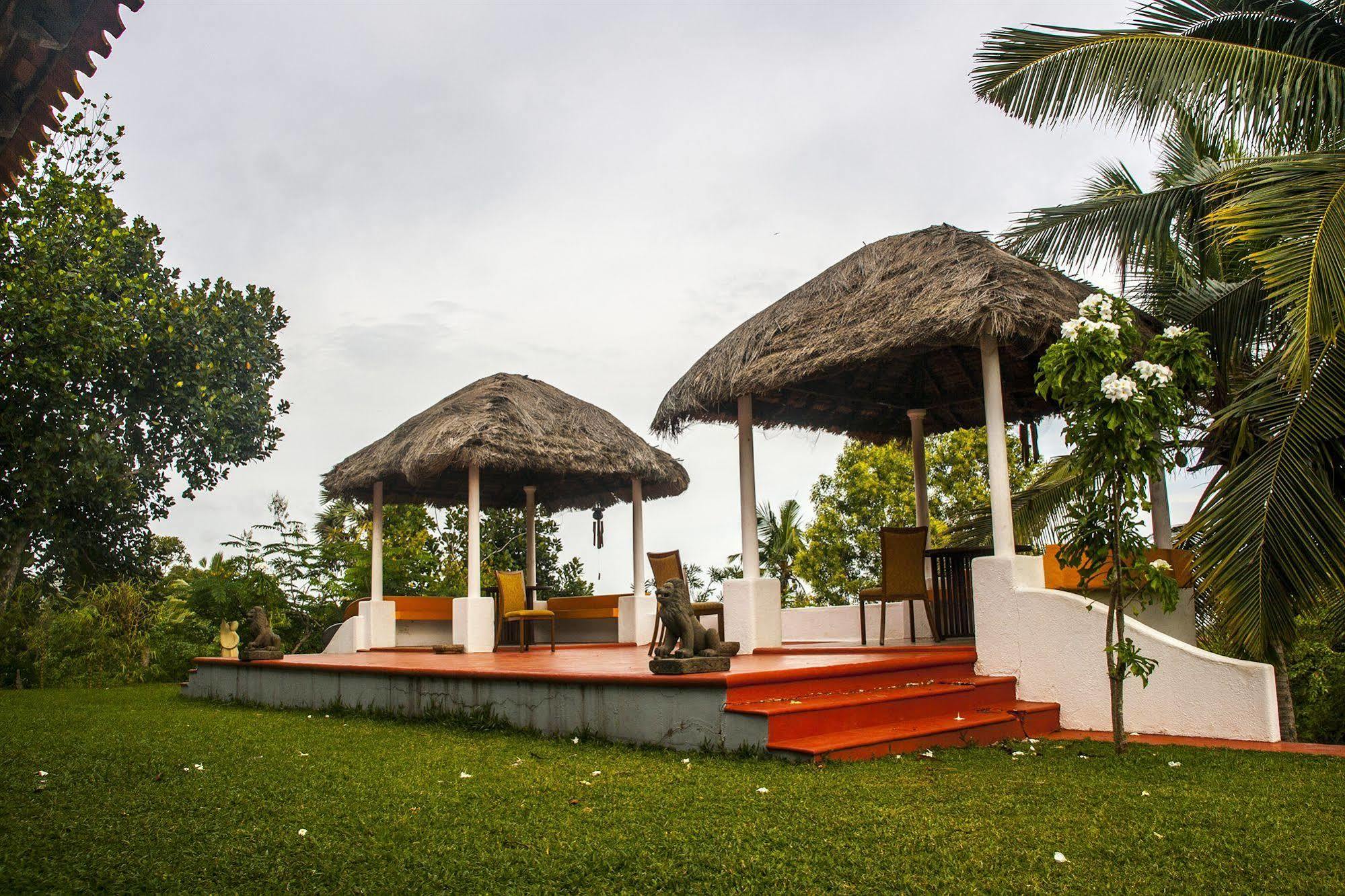 越过山丘度假村 Poovar 外观 照片